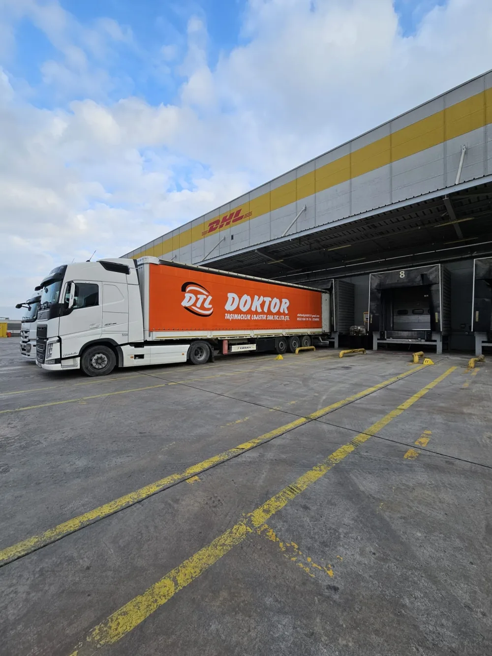DHL depo sahasında Doktor Lojistik aracı