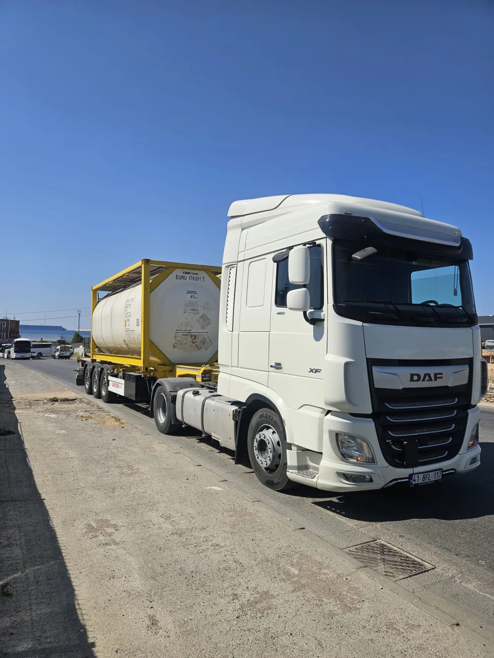 Tank konteyner taşıyan ADR’li araç, önden görünüm