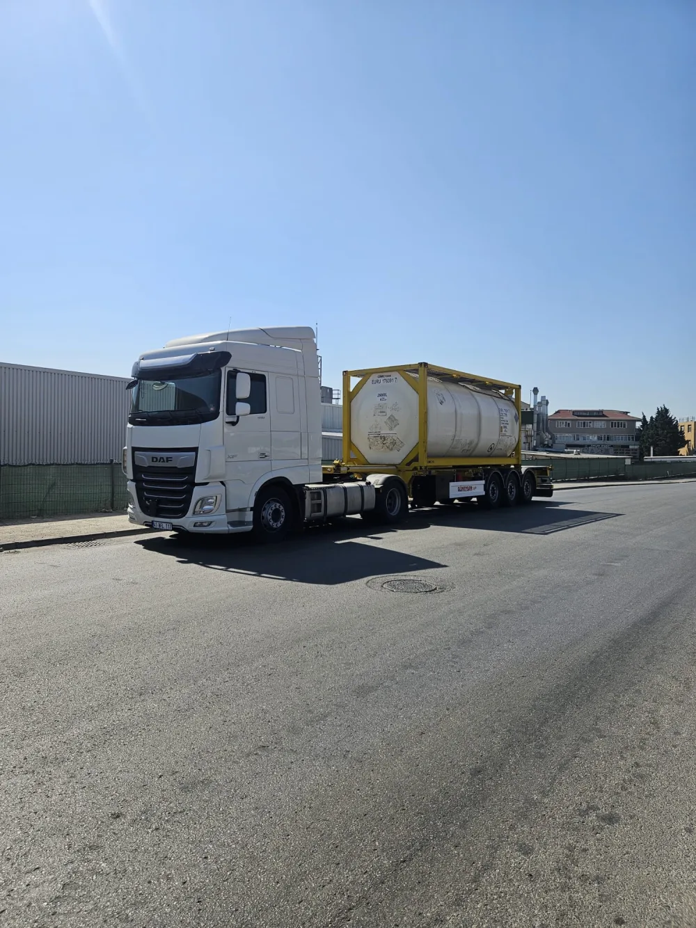 Tank konteyner taşıyan ADR’li araç, yandan görünüm