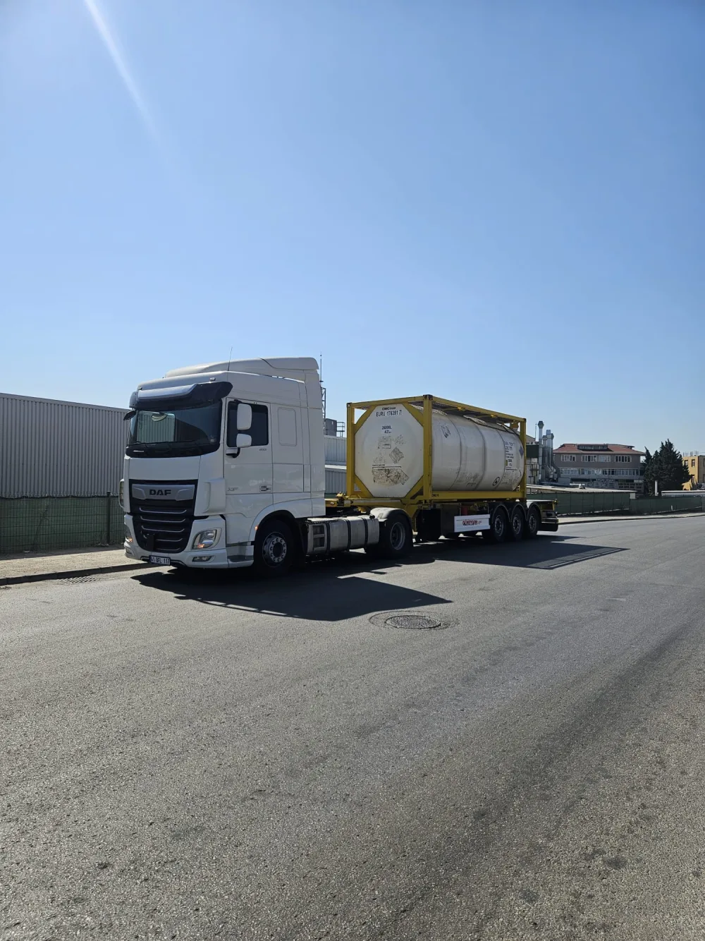 Tank konteyner yüklü araç, geniş açı